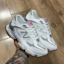 Tênis New Balance 9060 (Branco, Cinza e Rosa)