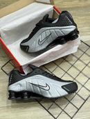 Tenis Nike Shox R4 (Cinza e Preto)