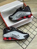 Tenis Nike Shox R4 (Cinza, Preto e Vermelho)