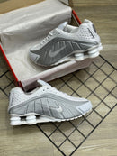 Tenis Nike Shox R4 (Cinza e Branco)